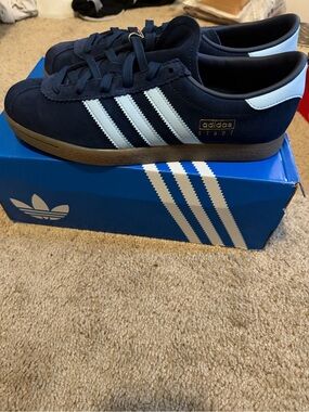 Brand New Adidas STADT sz 9